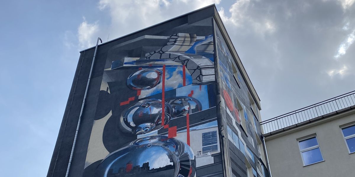 Ein Gebäude mit einem großen Mural.