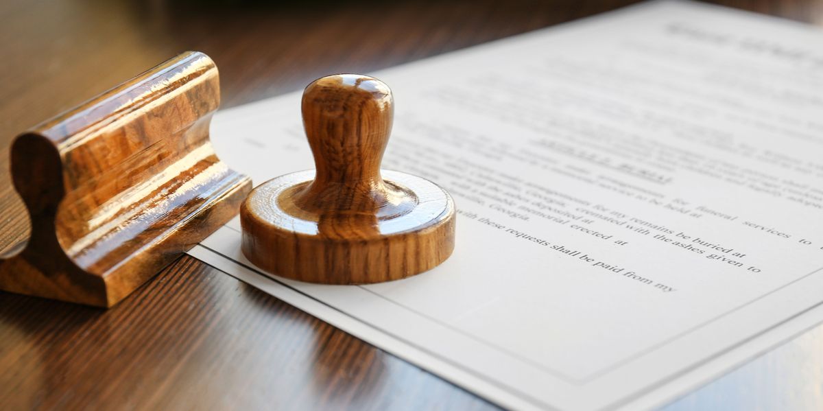 Abbildung eines notariellen Vertrages und Stempel