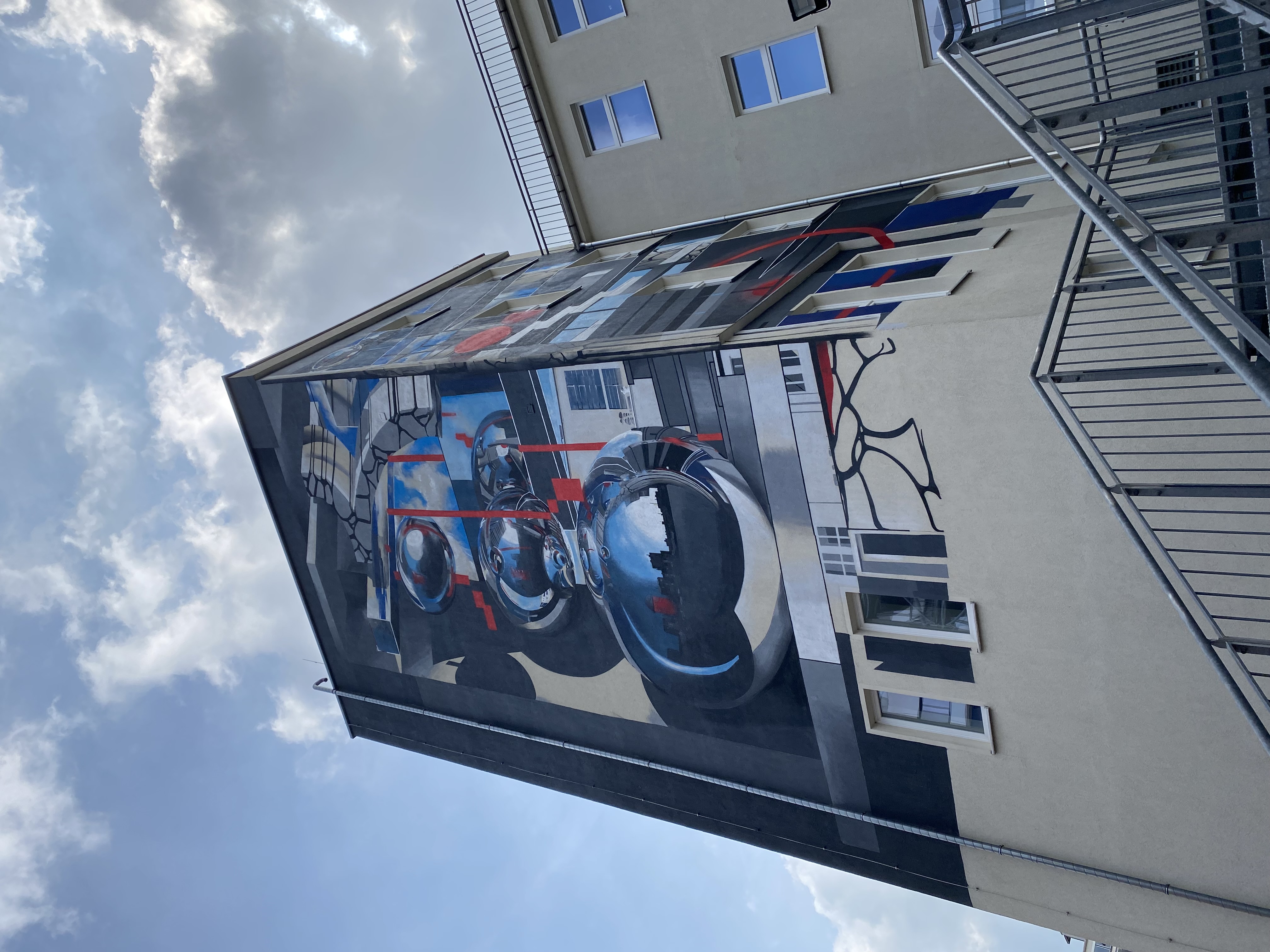 Ein Gebäude mit einem großen Mural.