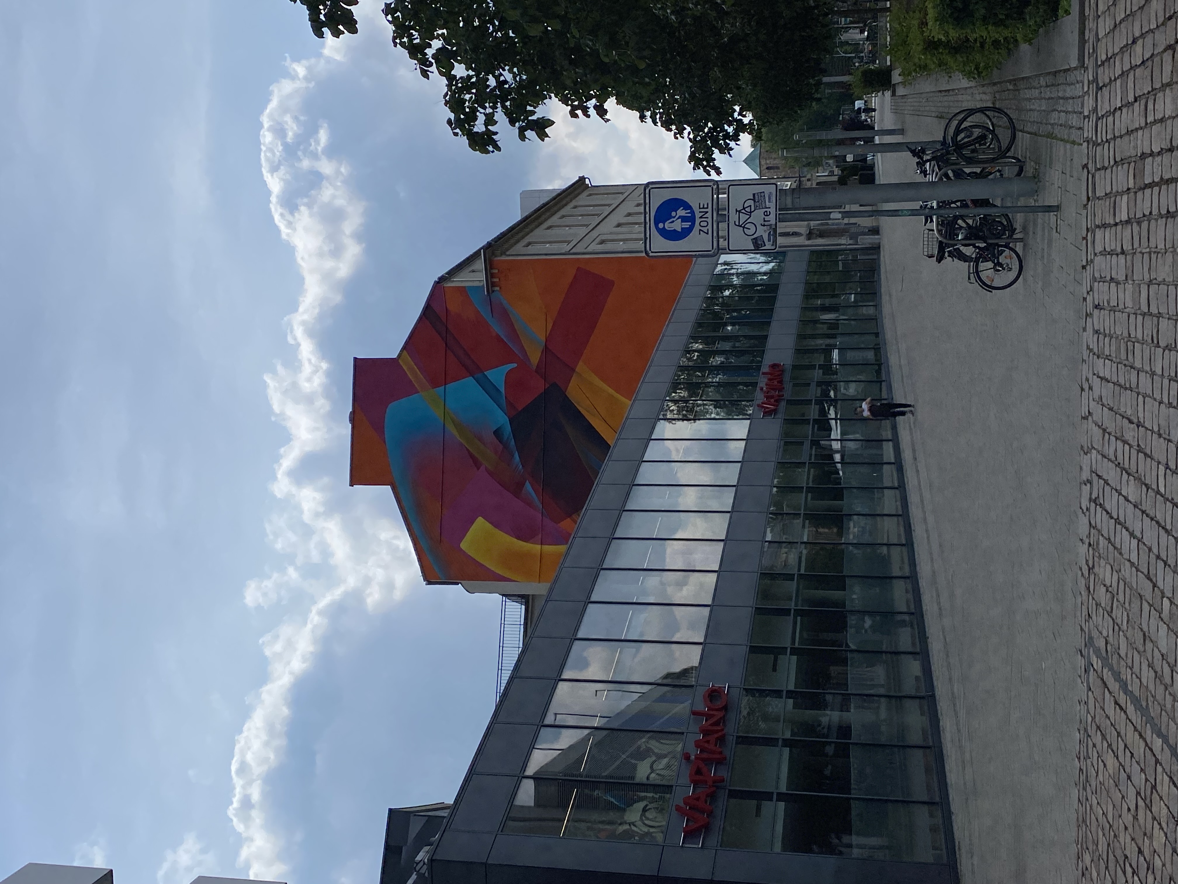 Ein großes Mural neben einem VAPIANO Gebäude.