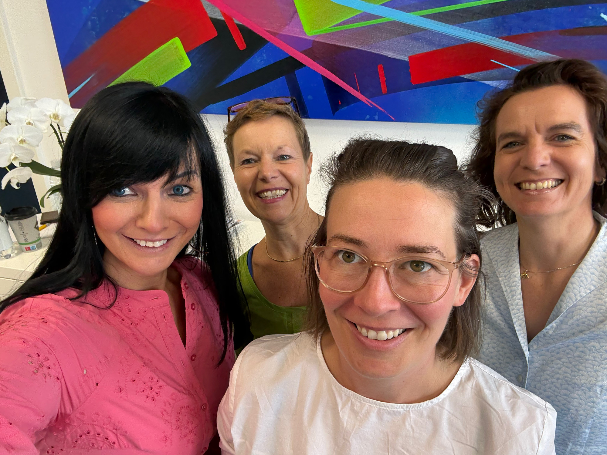 Selfie von vier Frauen im Büro.