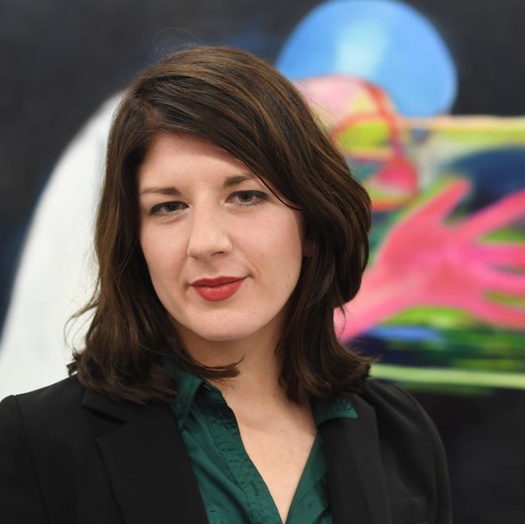 Julia Schmalzl kann „SICH SEHEN LASSEN“